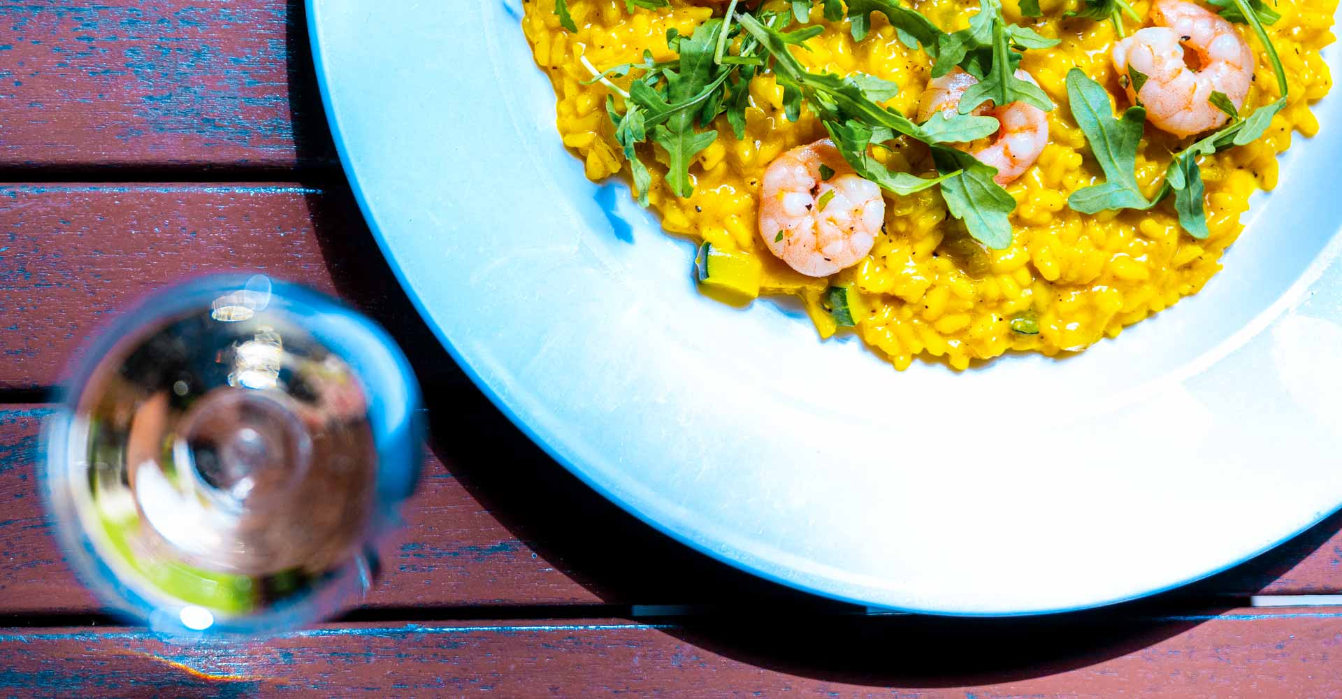 Bílé víno k jídlu - risotto s šafránem a krevetama 